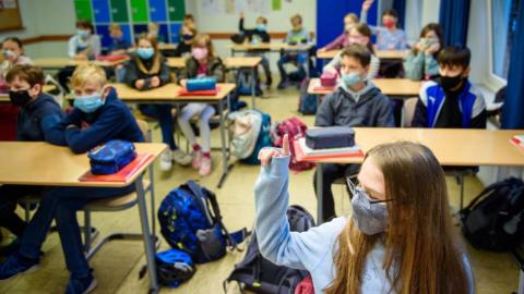 Mit Maske im Unterricht: Eine Schulklasse in Kiel am Montag Foto: Gregor Fischer / dpa