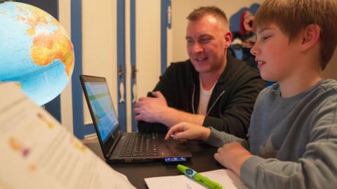 Unterricht zuhause am Computer ist in Deutschland Glückssache / picture alliance