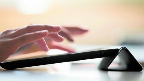 Die Schulen sollen mit Tablets und Computern aufgerüstet werden. Doch das Geld fließt langsam.